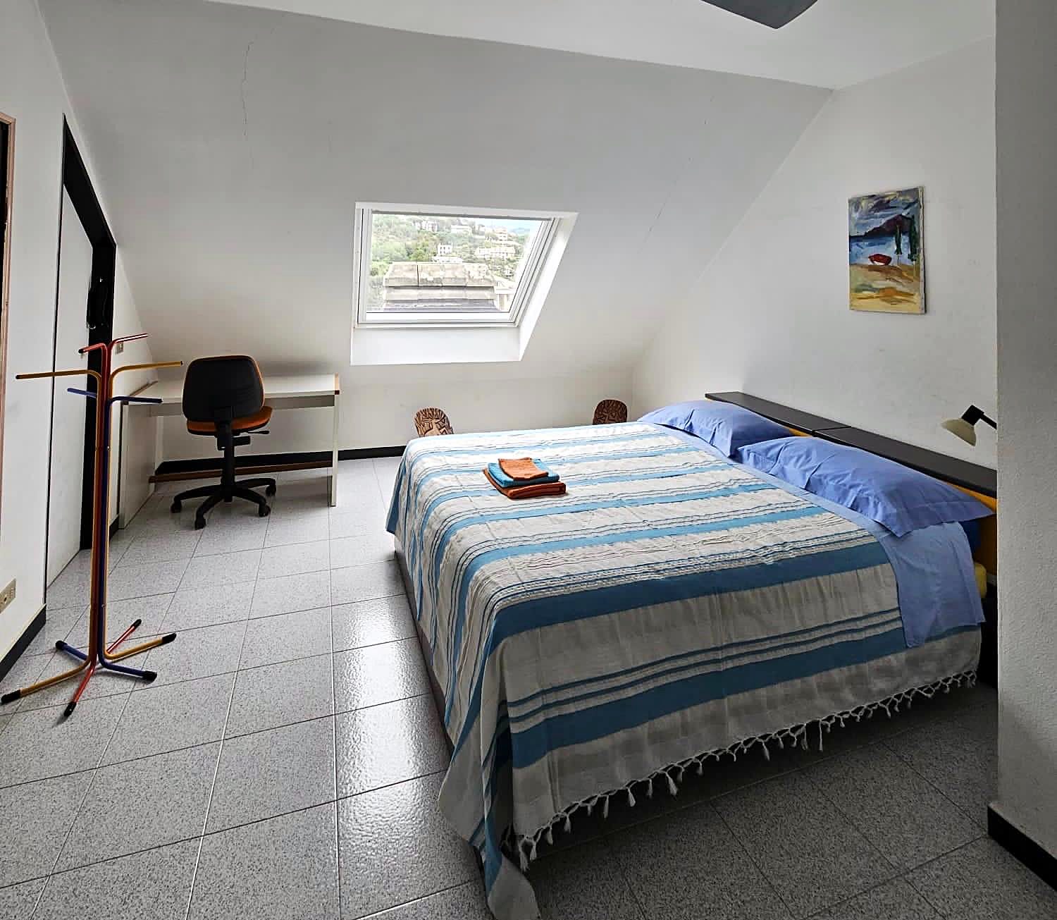Camera con letto matrimoniale e letto singolo