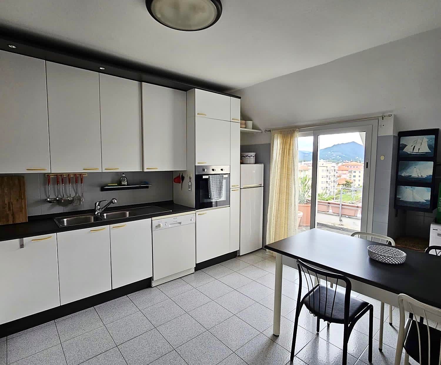 La cucina con uscita sul terrazzino