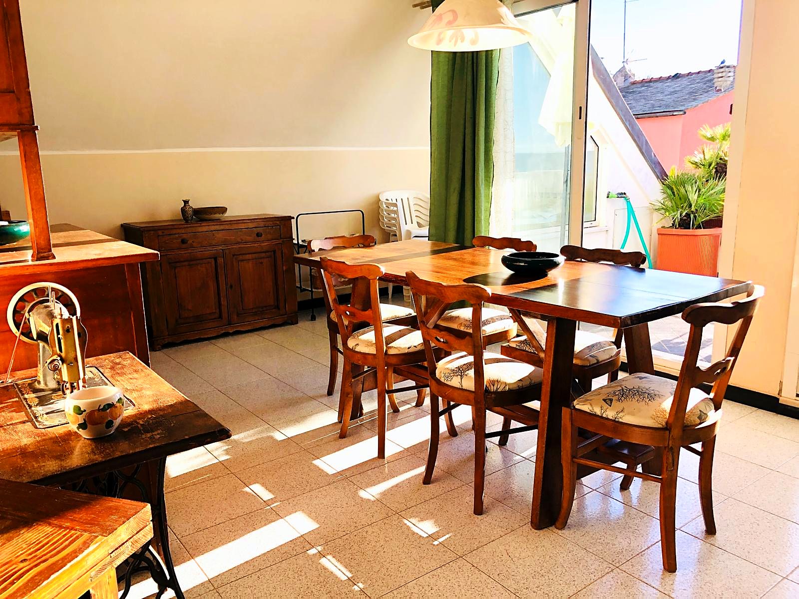 Zona pranzo con uscita sul terrazzo
