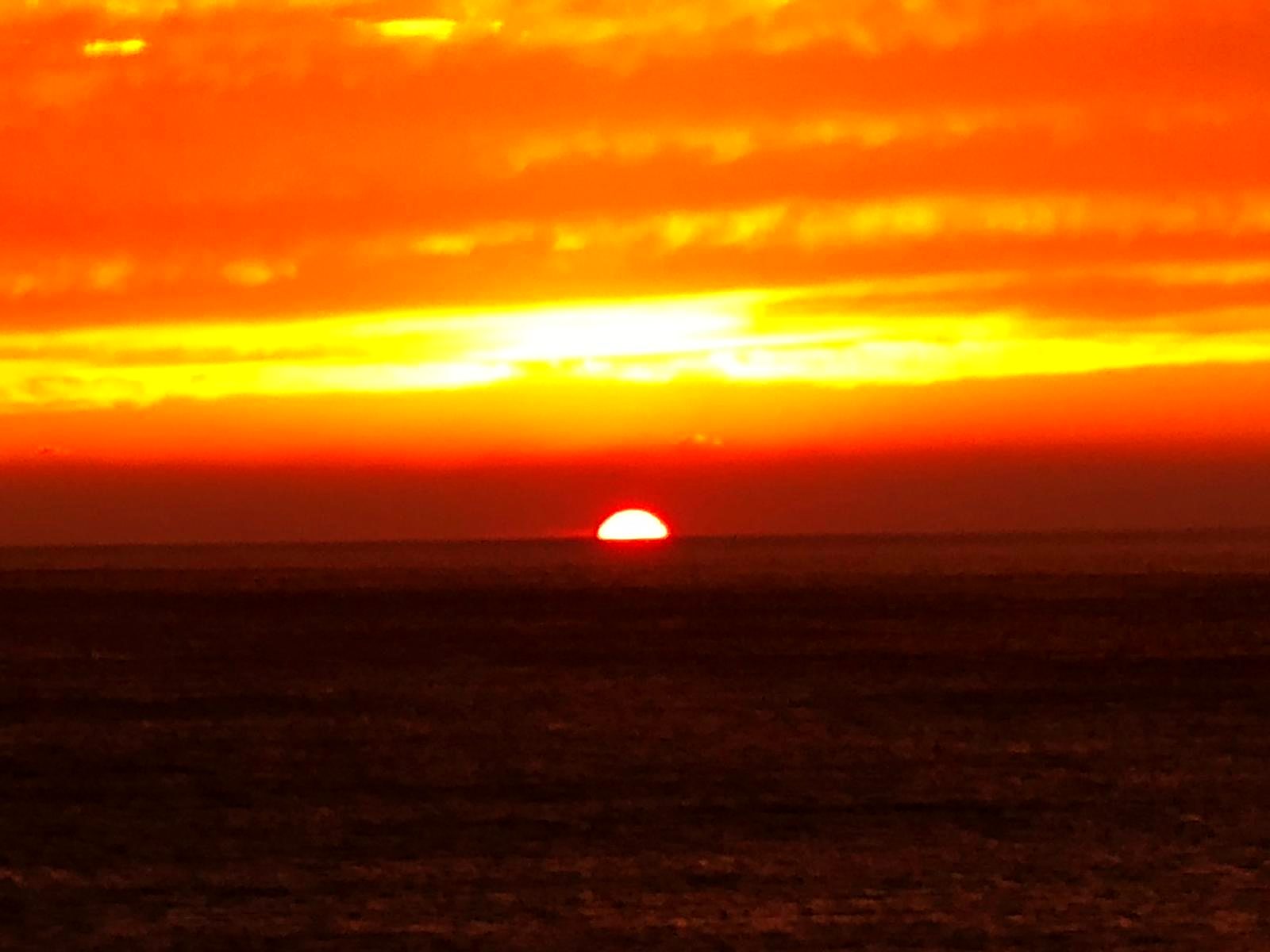 Il tramonto sul mare visto dall'attico